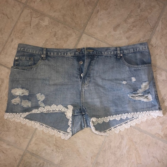 Alice & You 
Distressed Denim Shorts
Size 24 - Picture 1 of 4